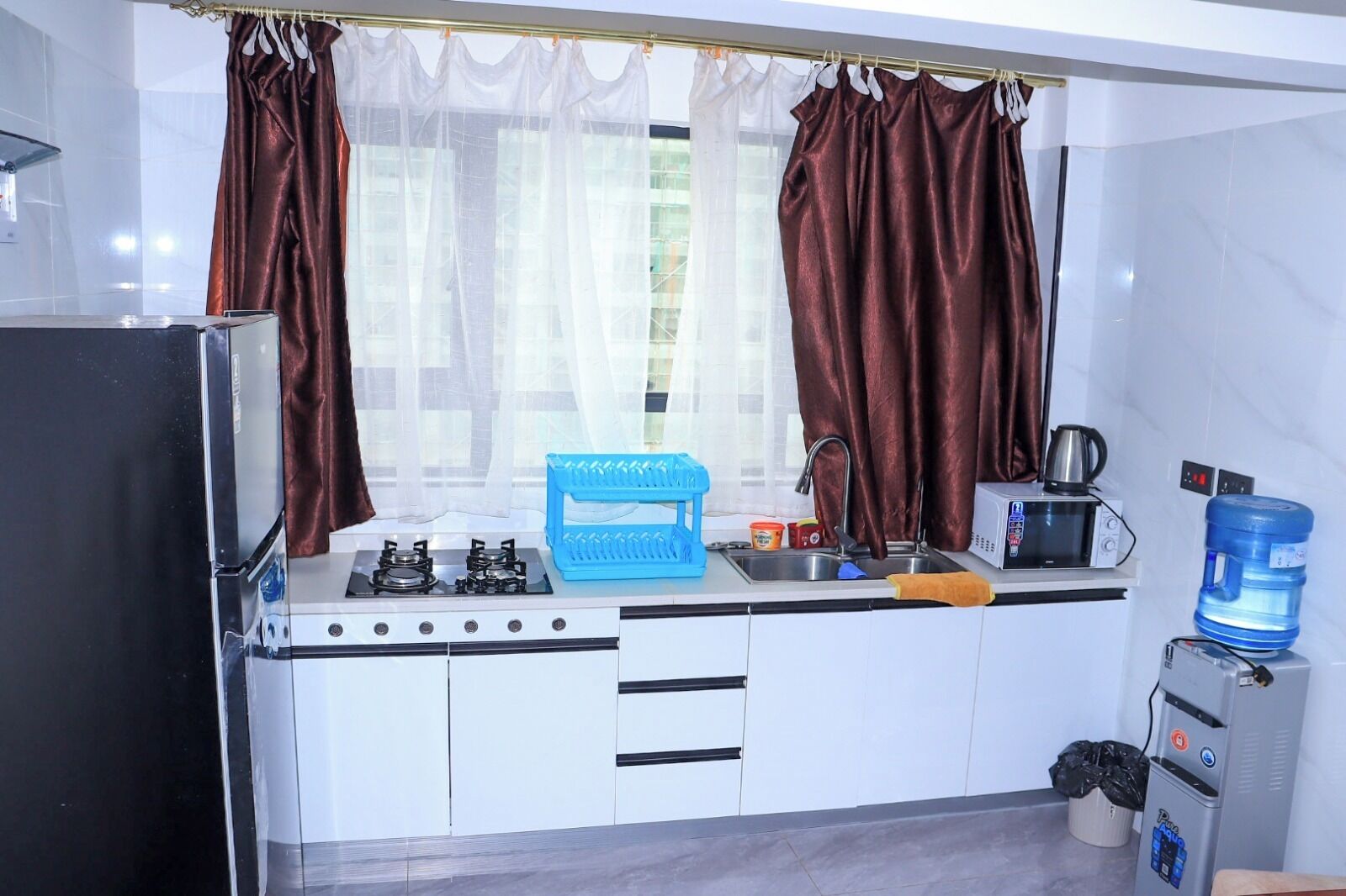 Refrigerador, microondas, lavavajillas y tetera eléctrica 