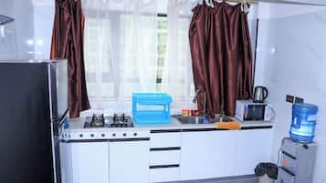Refrigerador, microondas, lavavajillas y tetera eléctrica