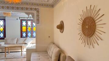 Deluxe Suite | Living area