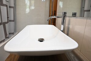 Bidet, Handtücher, Shampoo, Toilettenpapier