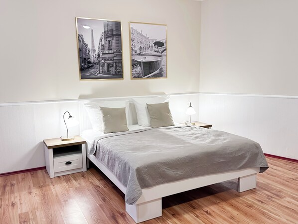 Escritorio, tabla de planchar con plancha, wifi gratis y ropa de cama