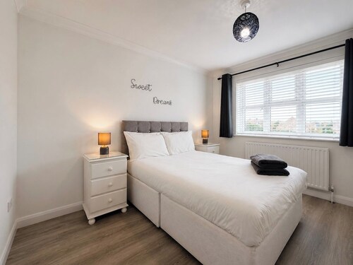 Beach Oasis | 2 Bedroom Flat & Free Parking