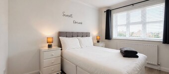 Beach Oasis | 2 Bedroom Flat & Free Parking