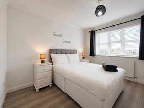 Room - 125 Albany Dr | Modern 2BR Flat & Parking (Kent)