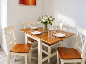 Dining - 125 Albany Dr | Modern 2BR Flat & Parking (Kent)