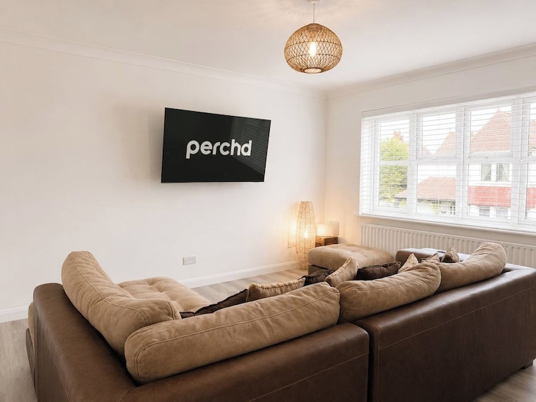 125 Albany Dr | Modern 2br Flat & Parking - Herne Bay