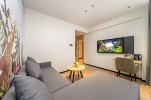 Family Suite, City View | Living area - Guanshan Yuepin Hotel Guilin Station (Guilin)