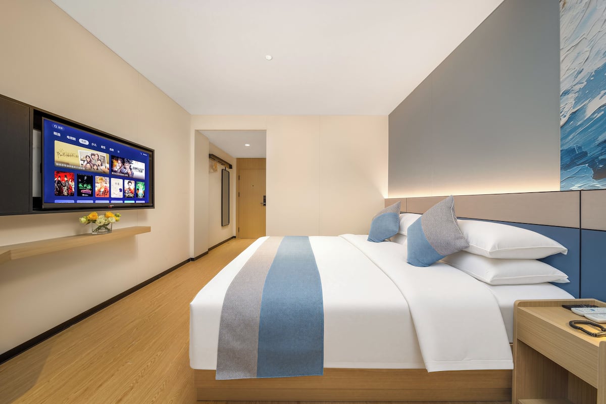 Luxury Double Room, City View | Desk, free WiFi