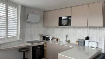 Coffee/tea maker, fridge, microwave, oven