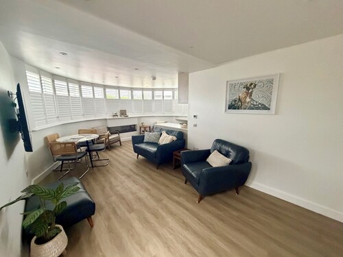 Welcome to Pearl Hideaway our newly
renovated, Oyster bungalow in
Pevensey Bay.
