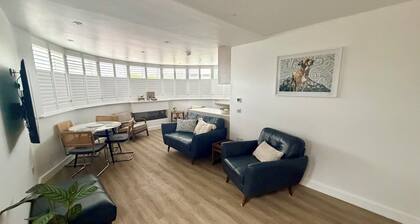 Welcome to Pearl Hideaway our newly
renovated, Oyster bungalow in
Pevensey Bay.