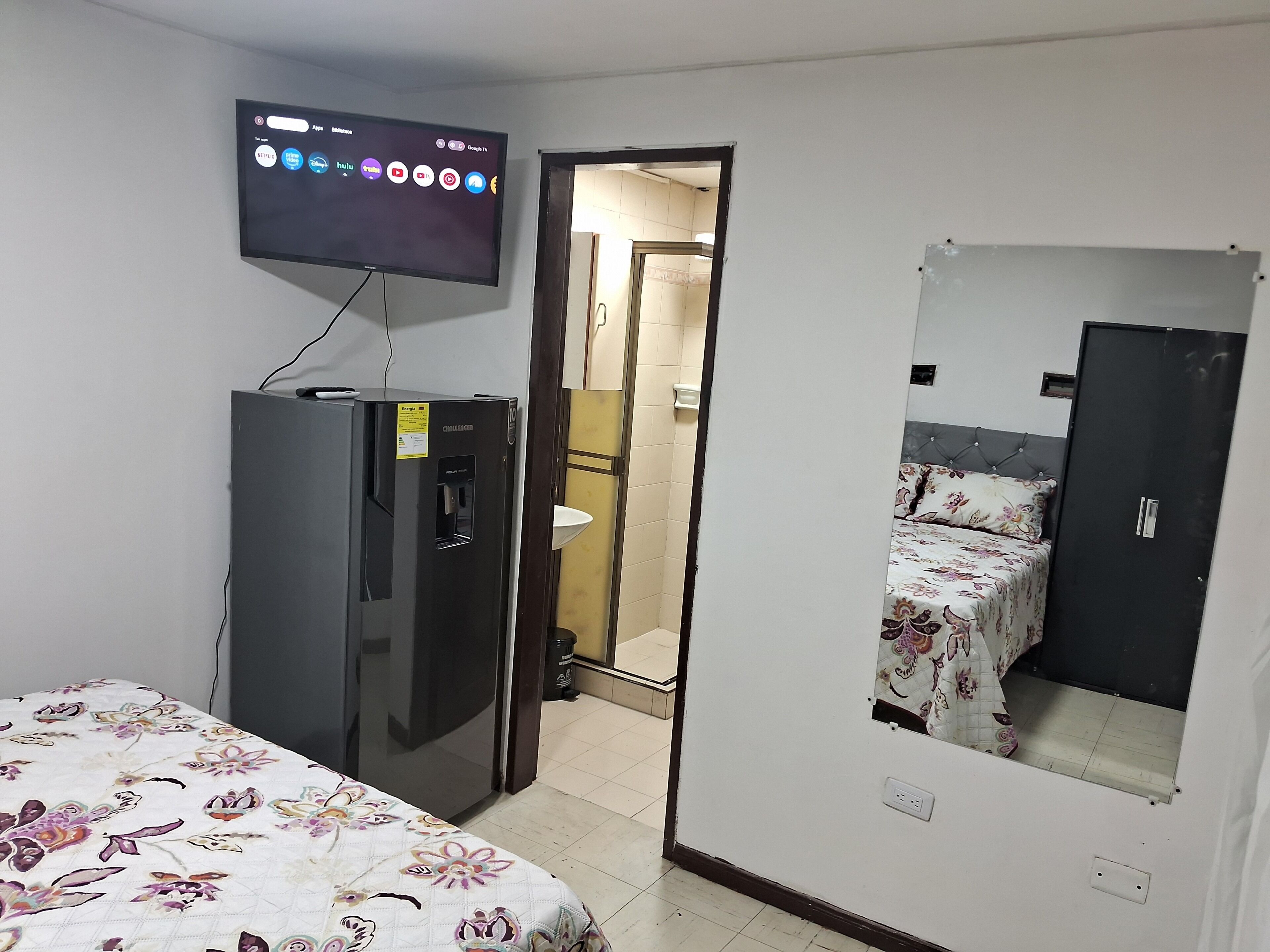 Tabla de planchar con plancha, wifi gratis, ropa de cama
