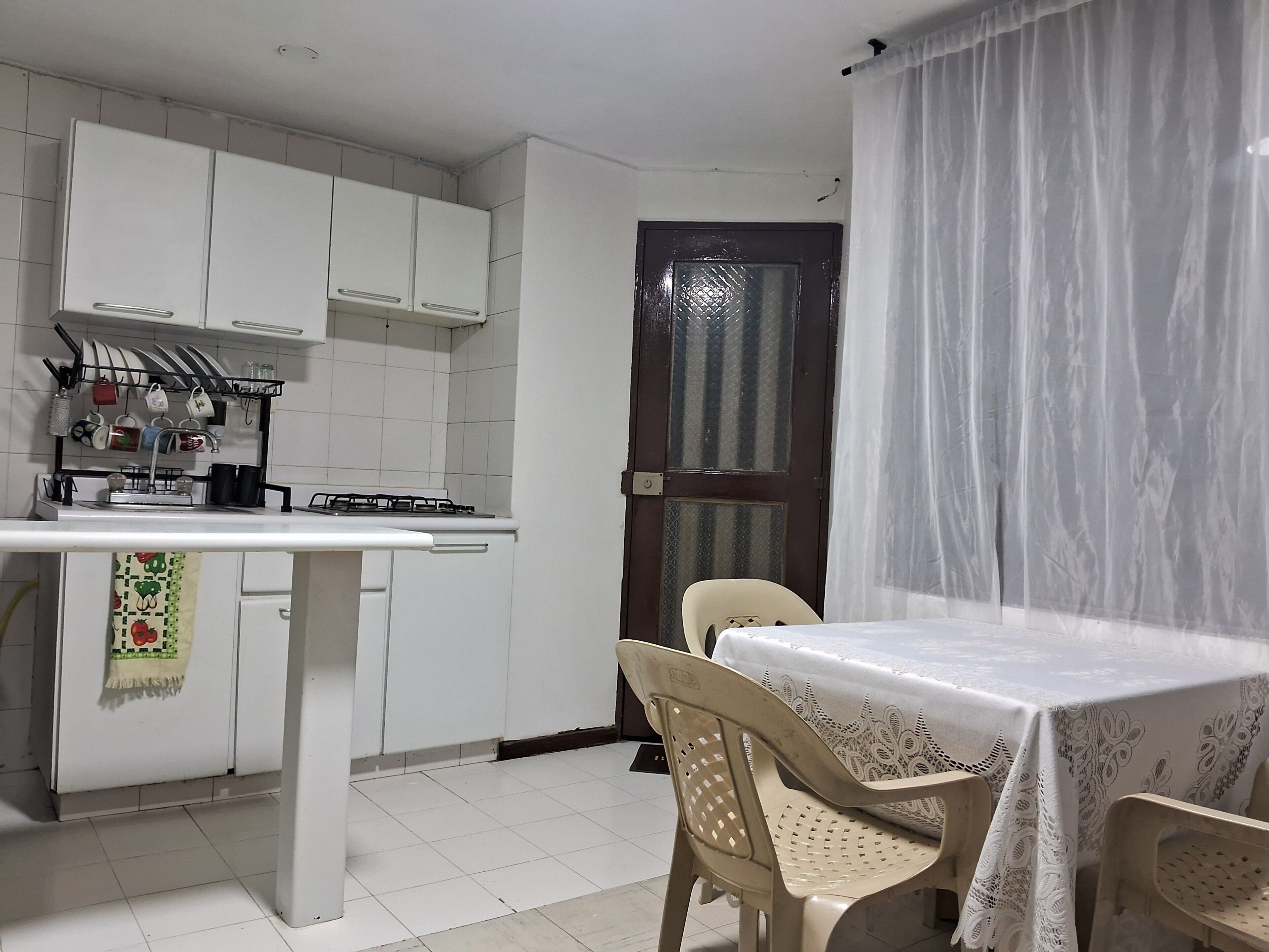 Utensilios de cocina y mesa de comedor