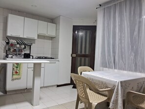 Talheres/pratos/utensílios de cozinha, mesas de jantar