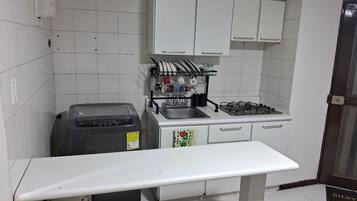 Cookware/dishes/utensils, dining tables