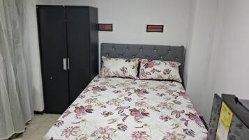 1 habitación, tabla de planchar con plancha, wifi gratis y ropa de cama