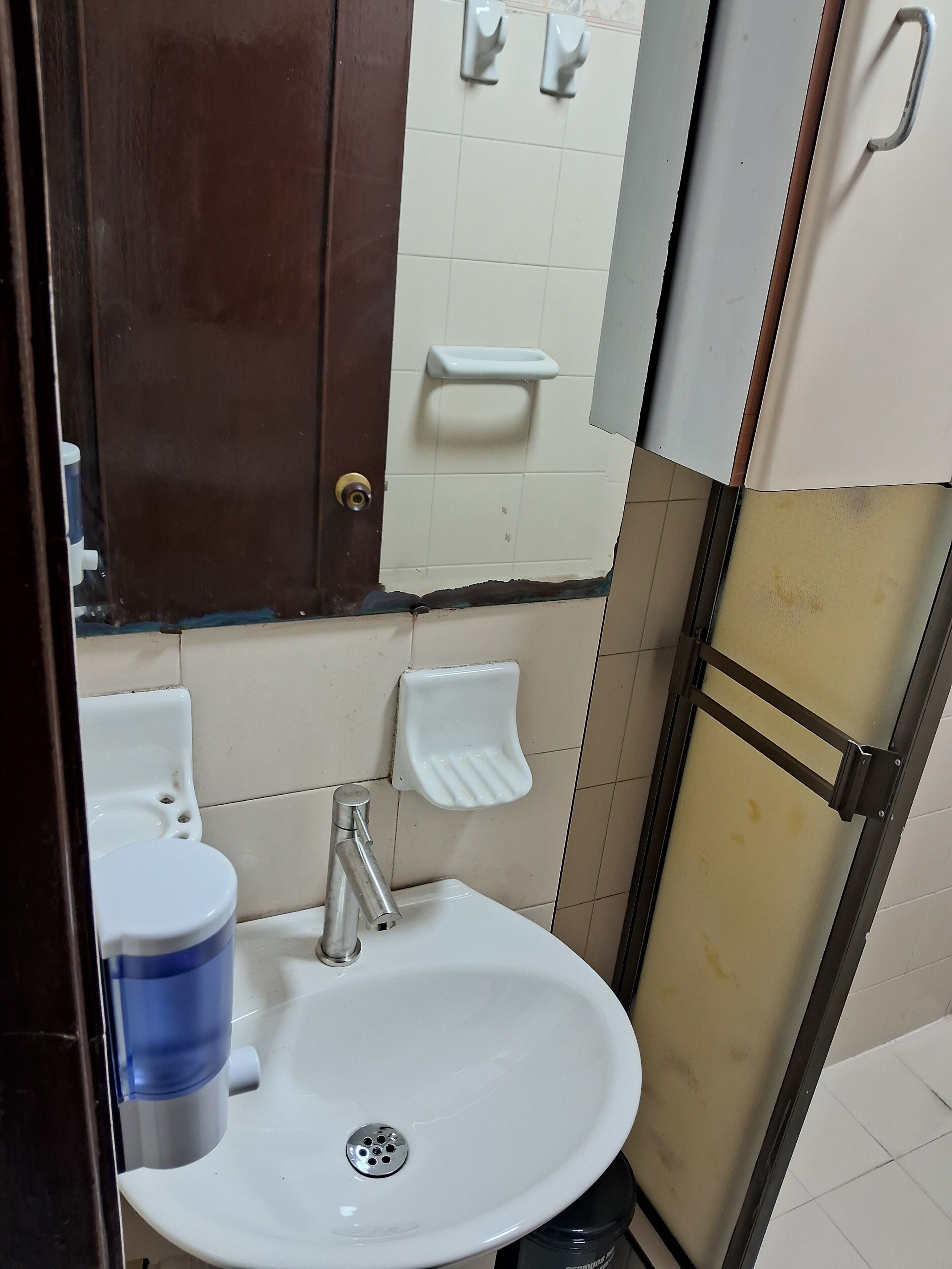 Chuveiro, toalhas de banho, sabonete, shampoo