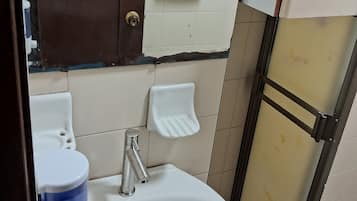 Chuveiro, toalhas de banho, sabonete, shampoo