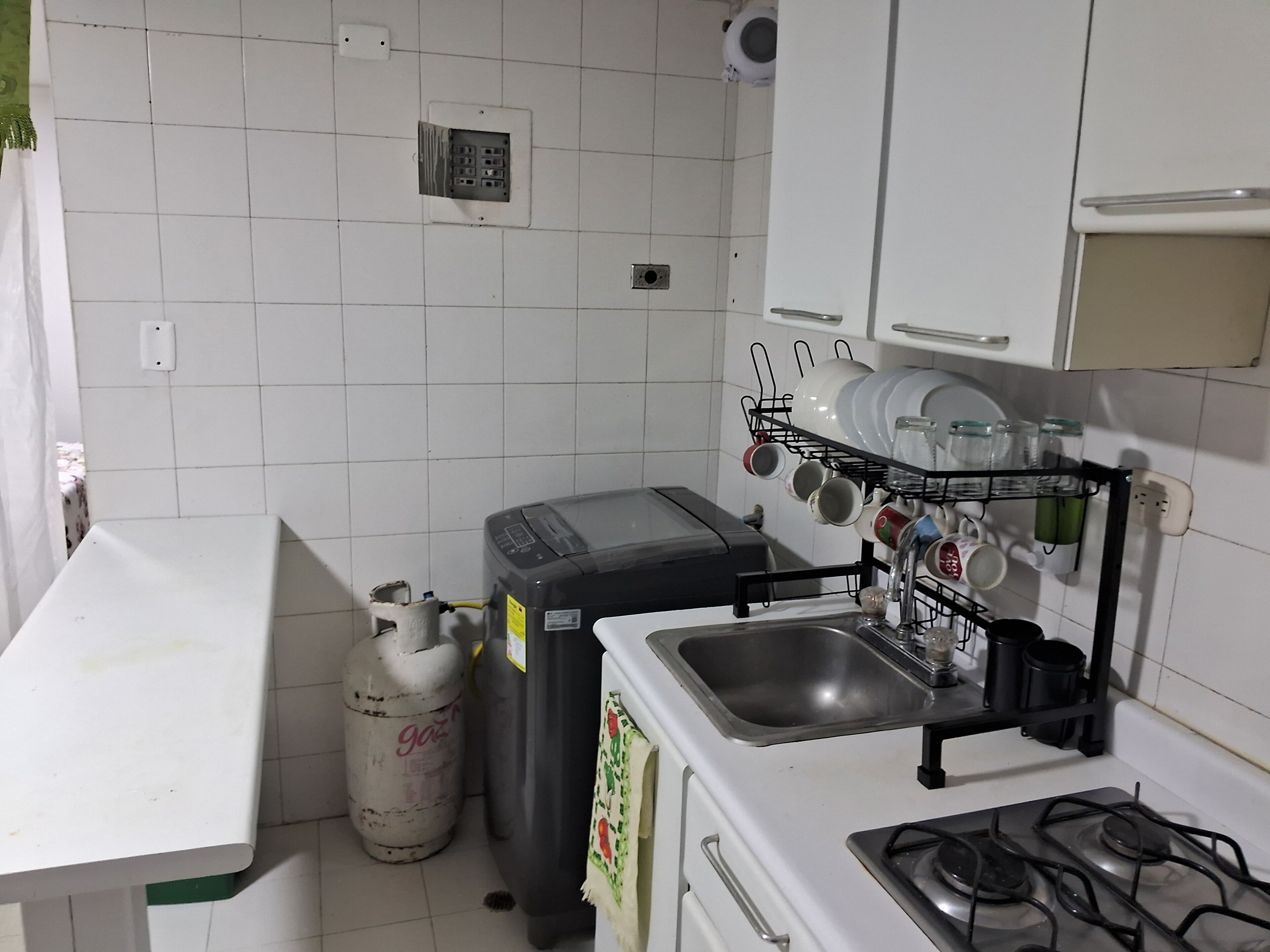 Utensilios de cocina y mesa de comedor