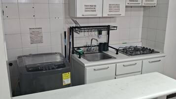 Cookware/dishes/utensils, dining tables