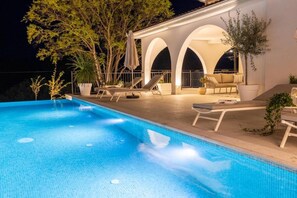 Una piscina al aire libre, una piscina climatizada