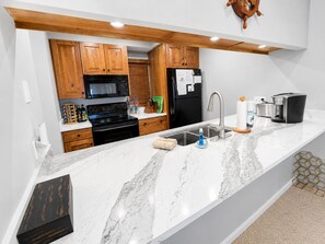 Wasserkocher mit Kaffee-/Teezubehör, Kühlschrank, Mikrowelle, Ofen
