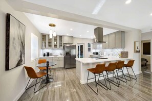 Coffee/tea maker, fridge, microwave, oven - Blue Ocean Retreat By Dream Vacation (Fort Lauderdale)