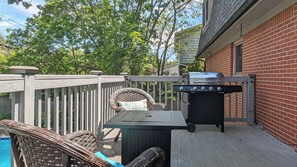 Outdoor dining - Harmony Hideaway, 5 min to BSU, Summer Pool, Games (Muncie)