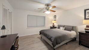 6 bedrooms, iron/ironing board, WiFi, bed sheets - Harmony Hideaway, 5 min to BSU, Summer Pool, Games (Muncie)