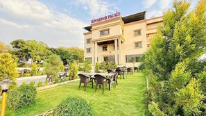 Outdoor dining - Hotel Sundaram palace By Vilaasitaa (Ujjain)