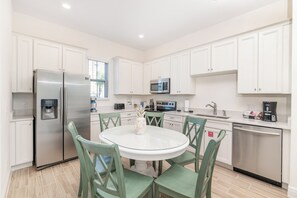Coffee/tea maker, fridge, microwave, oven - Margaritaville 4 bed Cottage near Disney, Universal and SeaWorld (Kissimmee)