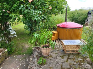 Outdoor spa tub - Vrbo Property (Baumgarten)