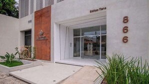A building with a modern facade, a large glass entrance, and the address '866'. - Corporate Stays CorAr 1L (Asunción)