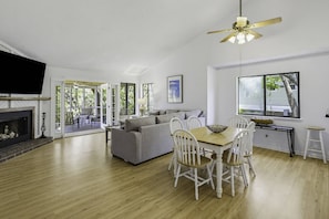 Living area - Harbor Island 7 Ocean Marsh Ct (Saint Helena)