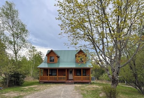 A log cabin with a green roof, a porch, and a number '15' on the front. - Rangeley Cabin Close to Saddleback, Trails, and Lake. Sleeps 8- Pet friendly (Dallas Plantation)