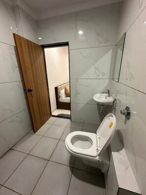 Bathroom - Hotel Shree Madhuram By Vilaasitaa (Ujjain)