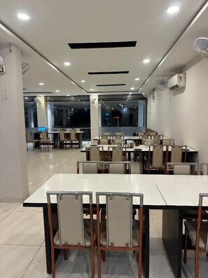 Dining - Hotel Shree Madhuram By Vilaasitaa (Ujjain)