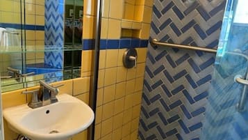 Handtücher, Seife, Shampoo, Toilettenpapier
