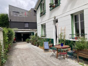 Outdoor dining - Vrbo Property (Montreuil)