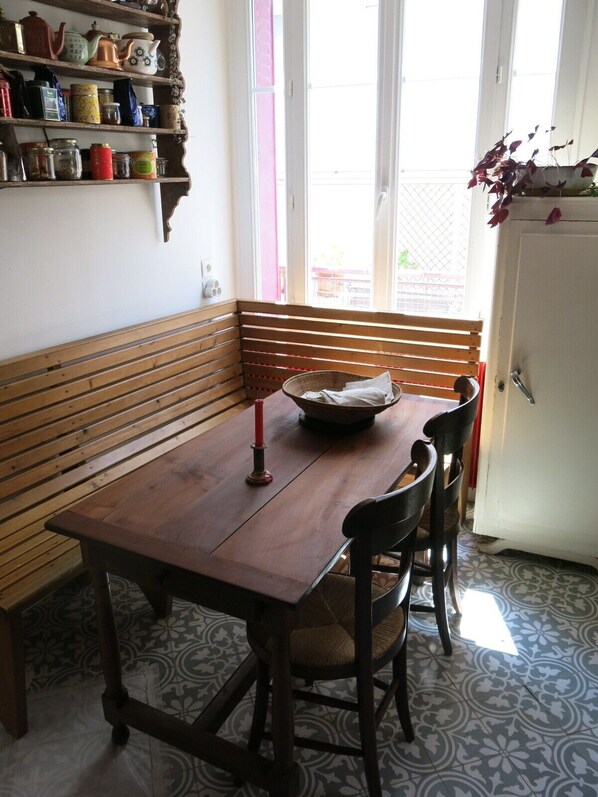 Dining - Vrbo Property (Montreuil)