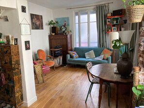 Living area - Vrbo Property (Montreuil)