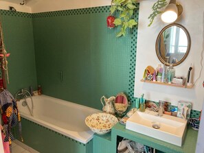 Bathroom - Vrbo Property (Montreuil)