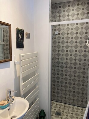 Dusche, Handtücher, Seife, Toilettenpapier