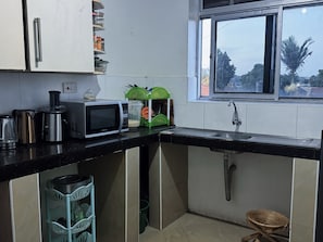 Private kitchen - Quaint 1-bedroom duplex  apartment in cool Kampala neighborhood (Kampala)