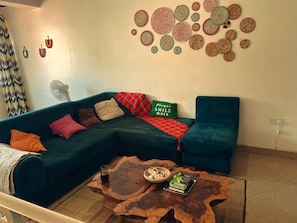 Living area - Quaint 1-bedroom duplex  apartment in cool Kampala neighborhood (Kampala)