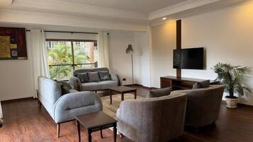 Executive-Apartment, Balkon, Poolblick | Wohnbereich