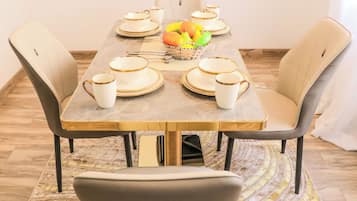 Executive-Apartment, Balkon, Poolblick | Speisen