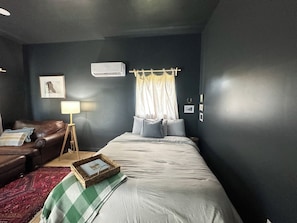 1 bedroom, bed sheets - Farm Cottage (Creal Springs)