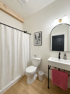 Shower, towels, soap, shampoo - Farm Cottage (Creal Springs)