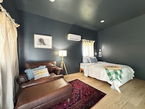 1 bedroom, bed sheets - Farm Cottage (Creal Springs)
